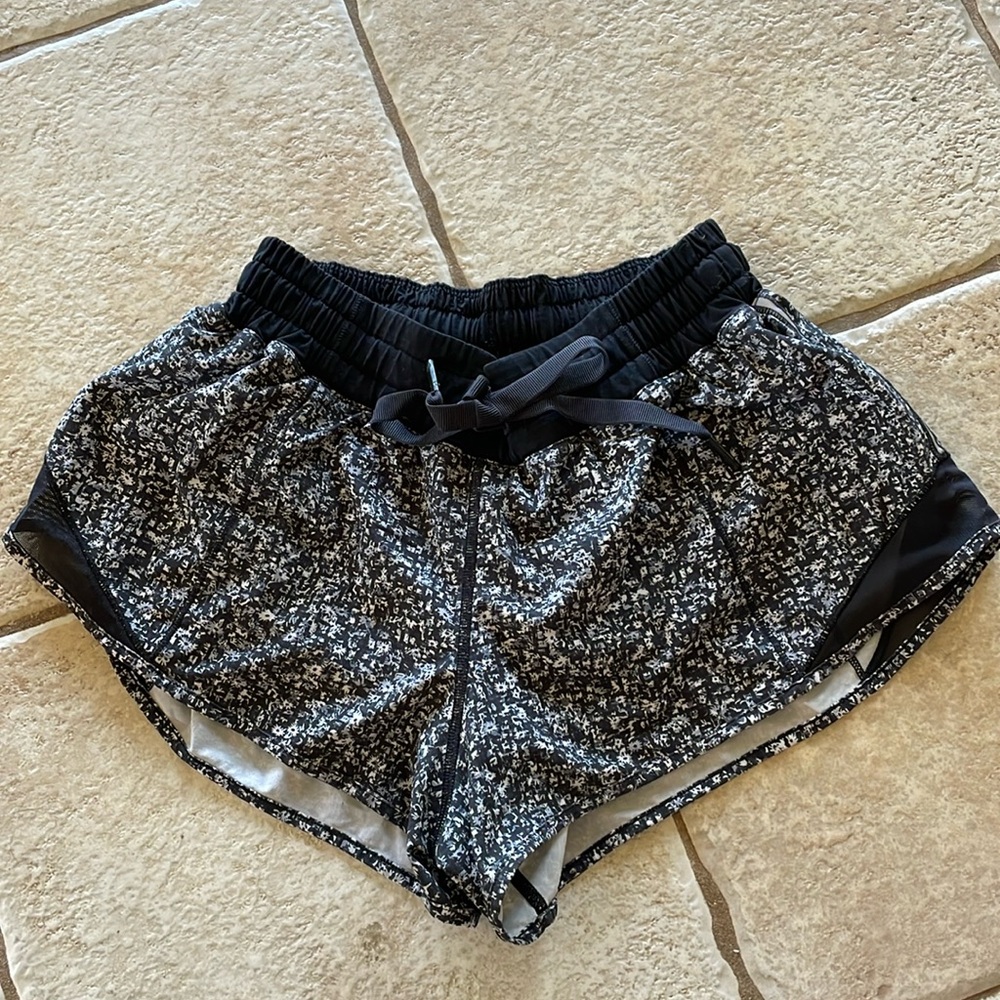 Lululemon Hotty Hot Daisy Black White Short Size 6